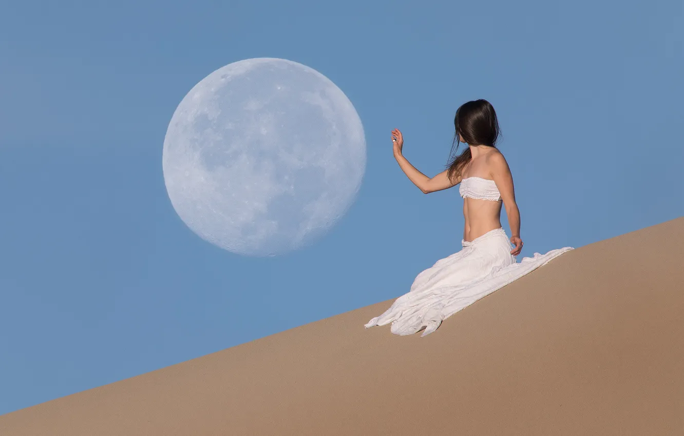 Фото обои девушка, пустыня, рука, Луна, заклинательница