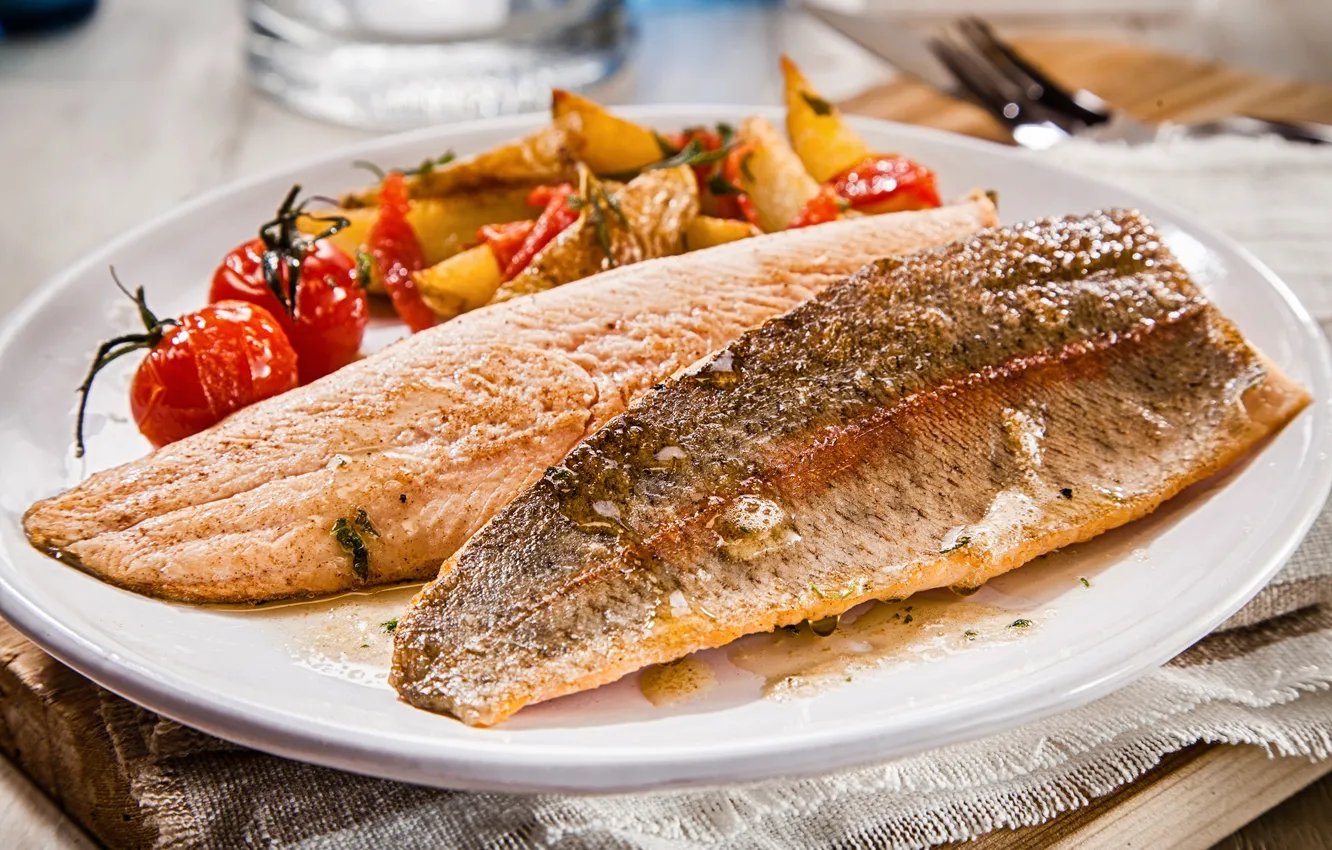 Фото обои рыба, тарелка, помидоры, fish, vegetables, seafoods