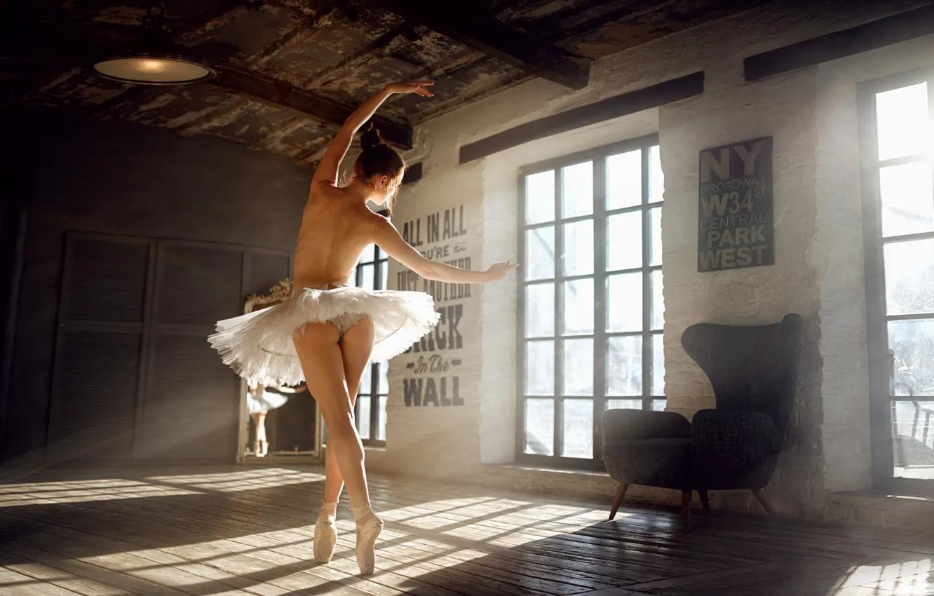 Фото обои решетка, окно, балерина, просвет, Георгий Чернядьев, Екатерина Шержукова
