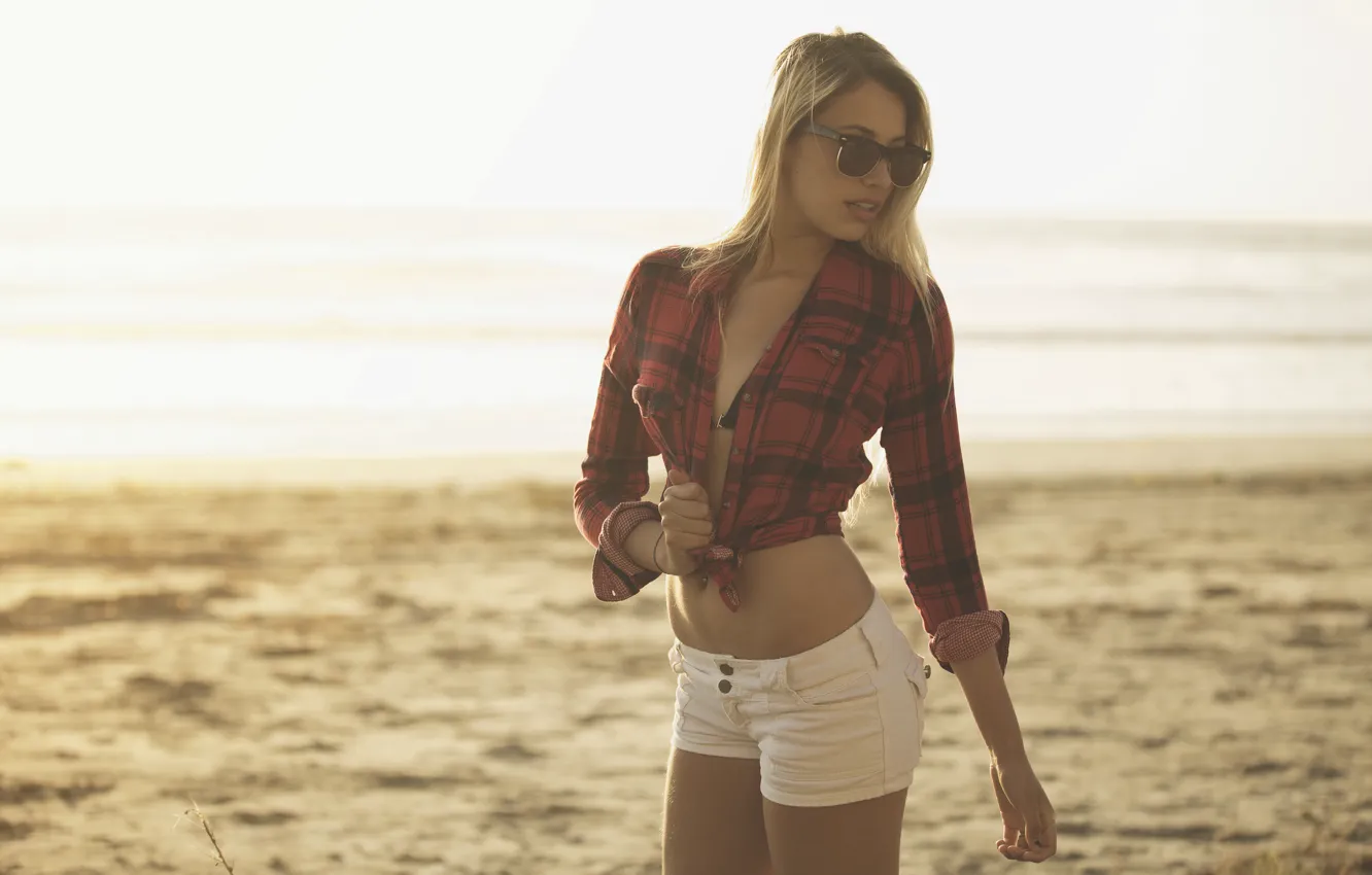 Фото обои girl, beach, shorts, woman, model, sand, bokeh, blonde