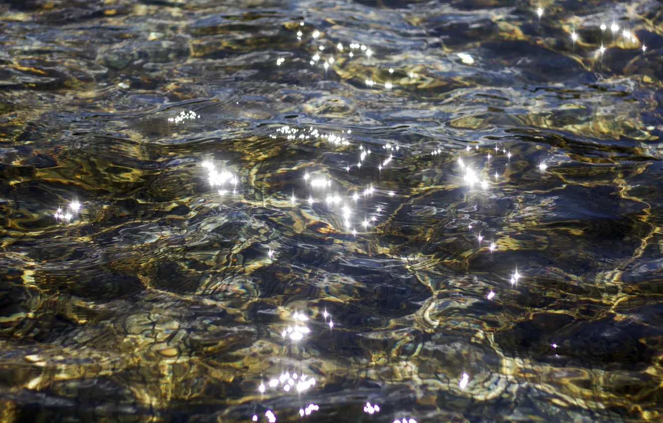 Фото обои волны, вода, прозрачность, свет, галька, блики, сияние, камни