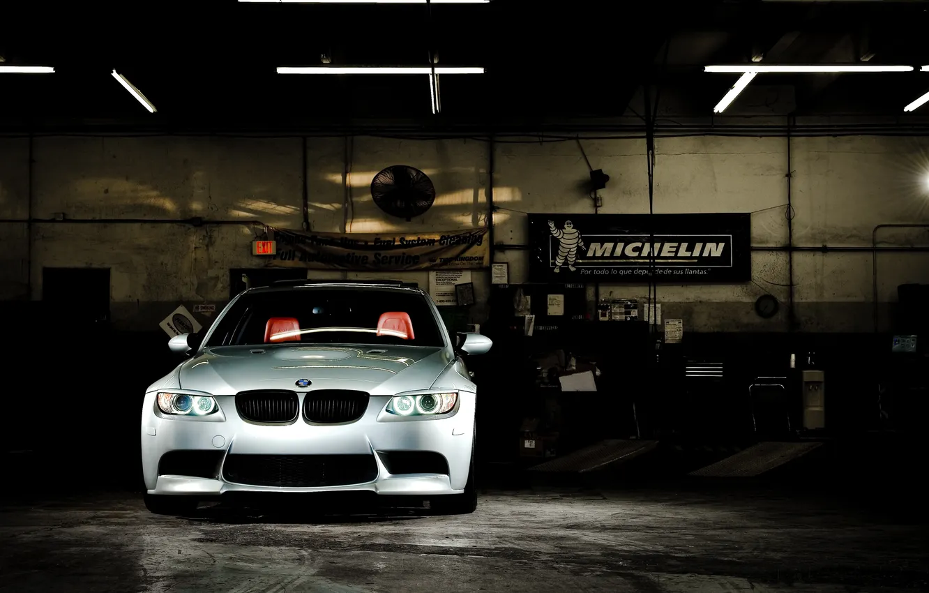 Фото обои бмв, серебристый, BMW, баннер, мастерская, передняя часть, E90, silvery