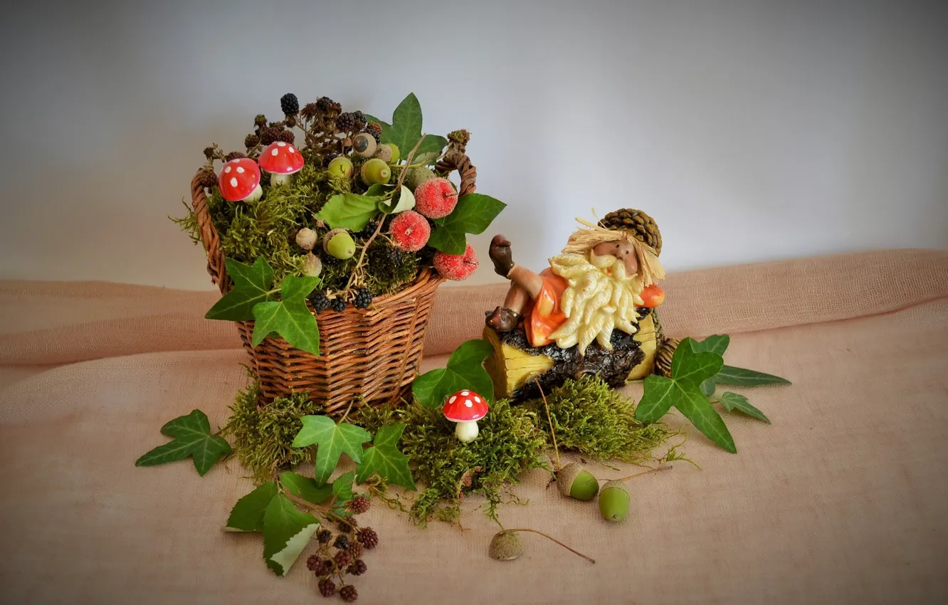 Фото обои грибы, мох, мухоморы, статуэтка, листочки, корзинка, композиция, жёлуди