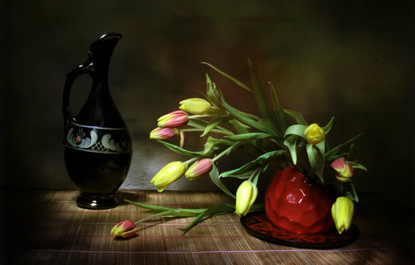 Фото обои стол, тюльпаны, ваза, кувшин, полумрак, натюрморт
