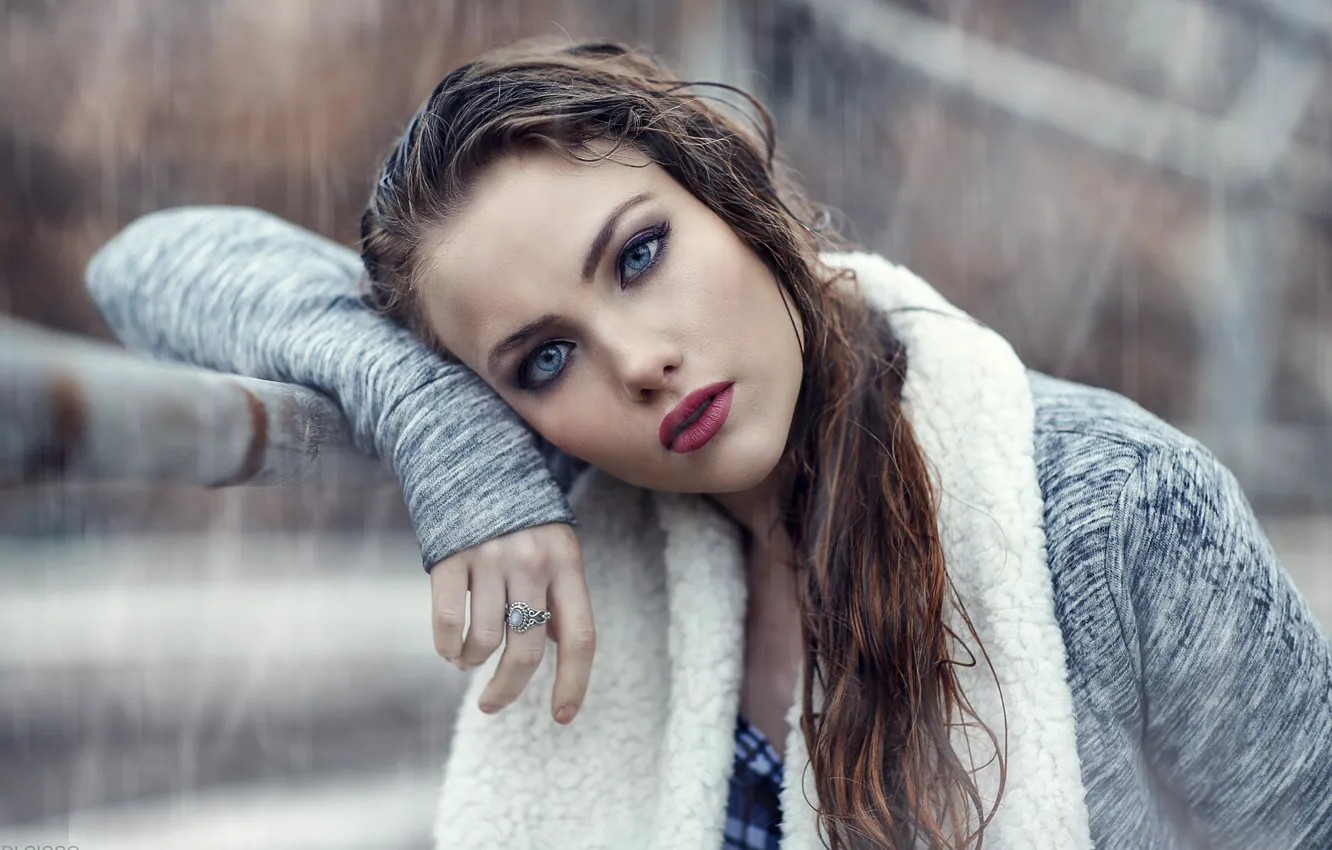 Фото обои girl, wet, rain, photo, photographer, blue eyes, model, bokeh