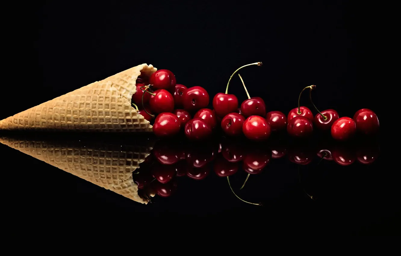 Фото обои вишня, отражение, ягоды, красные, рог изобилия, черный фон, россыпь, рожок