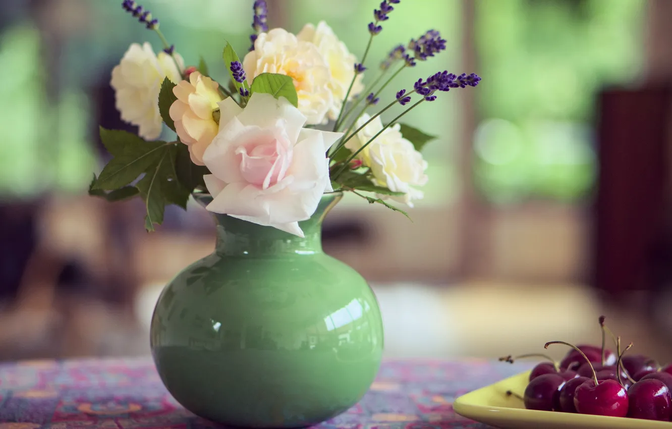Фото обои цветы, вишня, стол, букет, ваза, натюрморт, летний