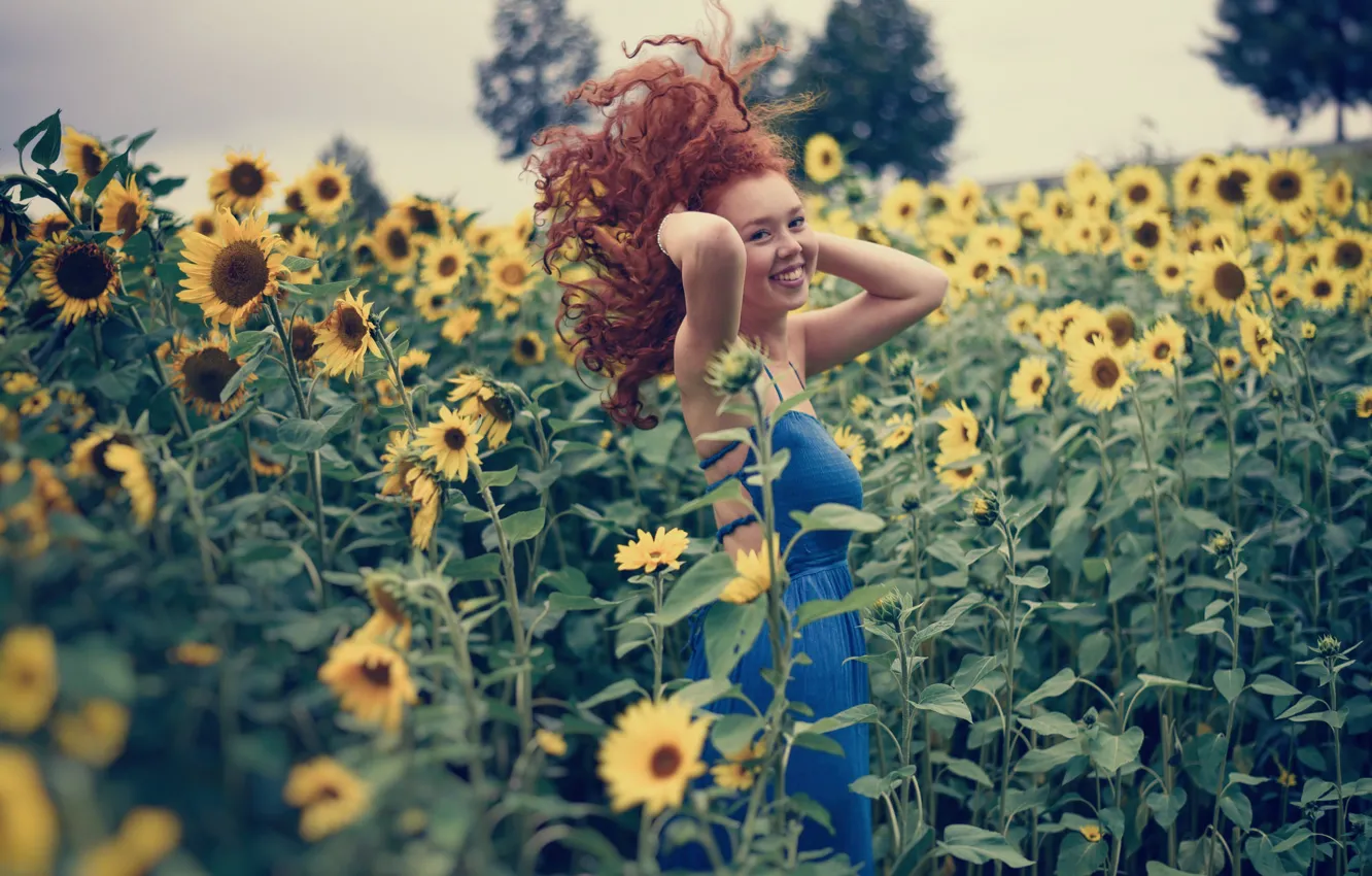 Фото обои поле, девушка, подсолнухи, улыбка, настроение, волосы, рыжая, кудри