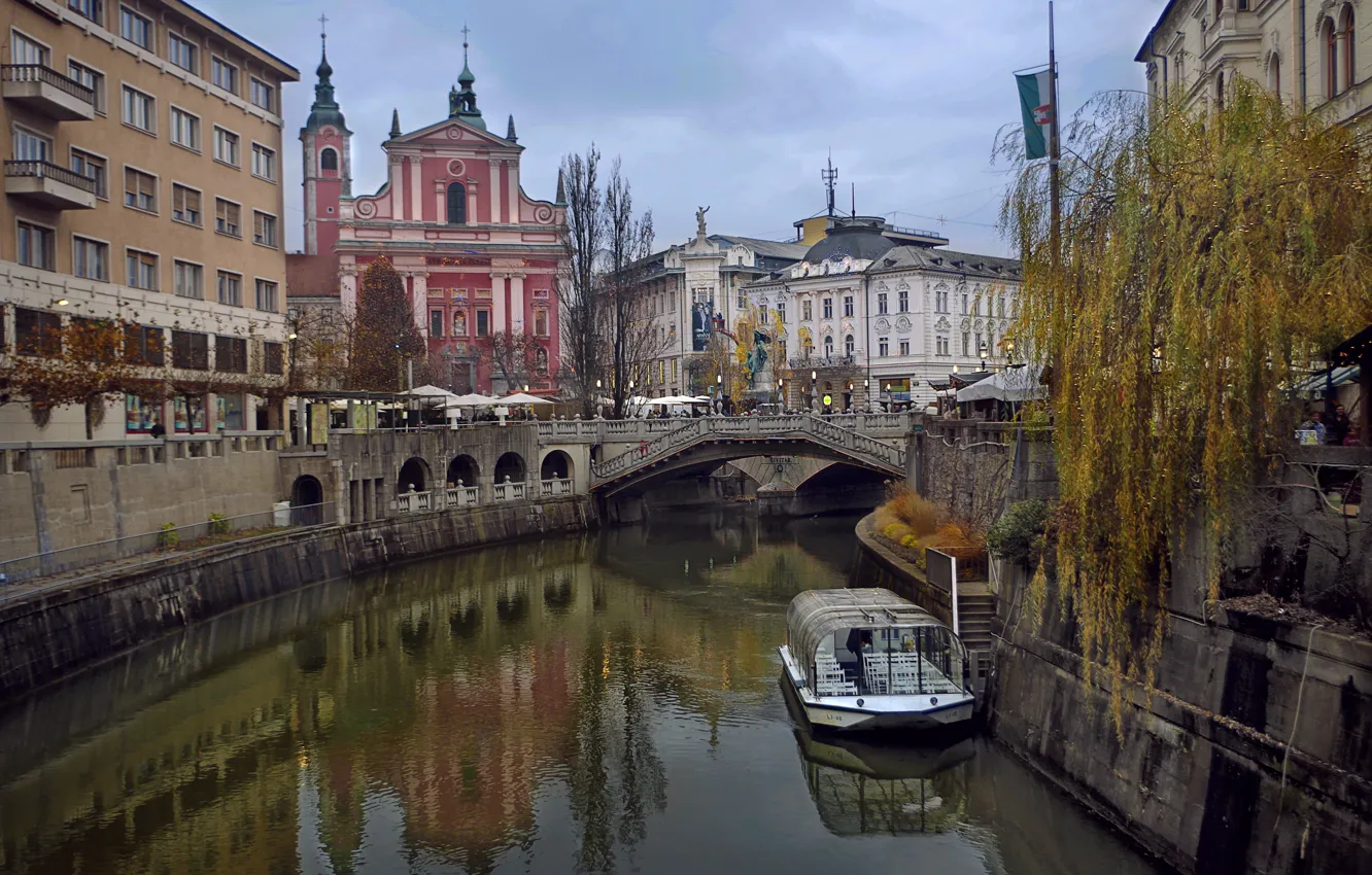Фото обои мост, город, река, здания, дома, катер, церковь, Словения