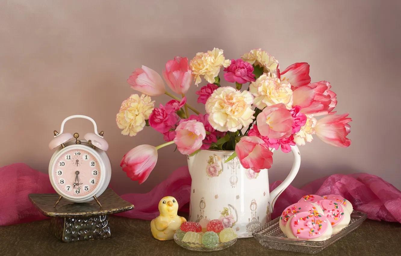 Фото обои цветы, букет, печенье, будильник, тюльпаны, натюрморт, мармелад, гвоздики