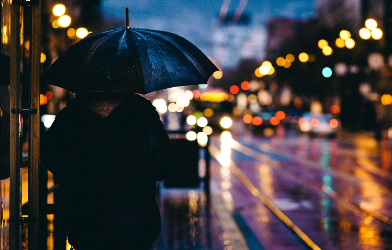 Фото обои машины, город, огни, дождь, улица, вечер, зонт, блур