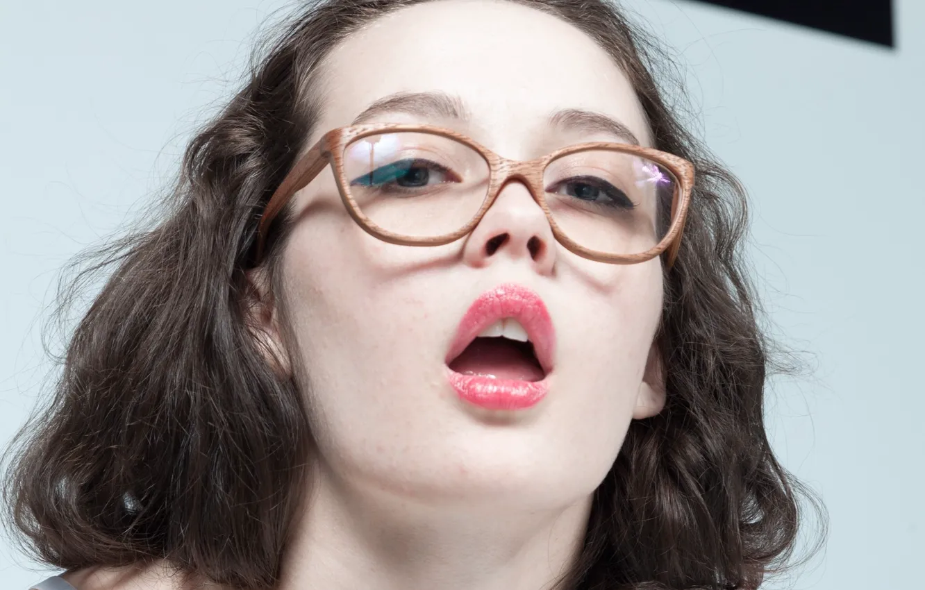 Фото обои брюнетка, очки, красивая девушка, открыла рот, забавная, Uliana, Ulia, Marla O
