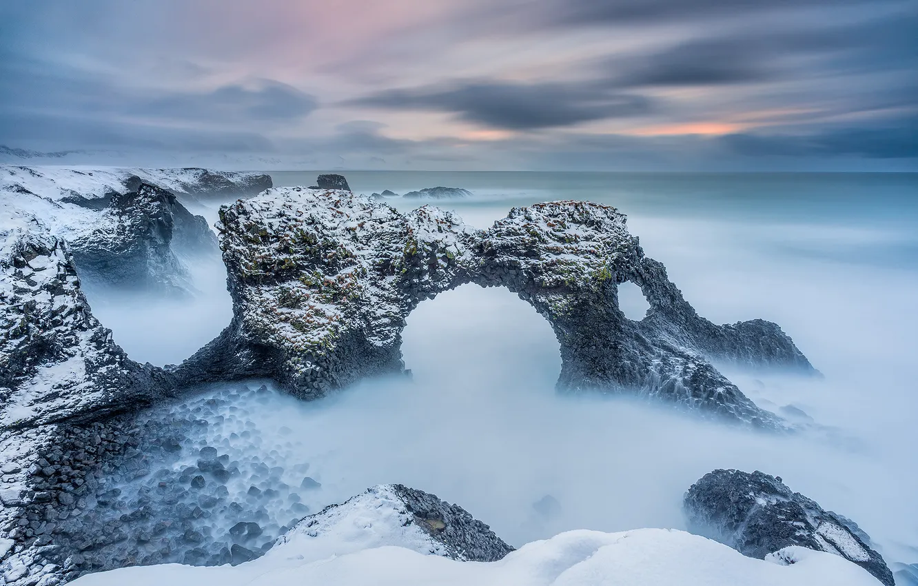 Фото обои зима, море, волны, свет, снег, скалы, утро, арки