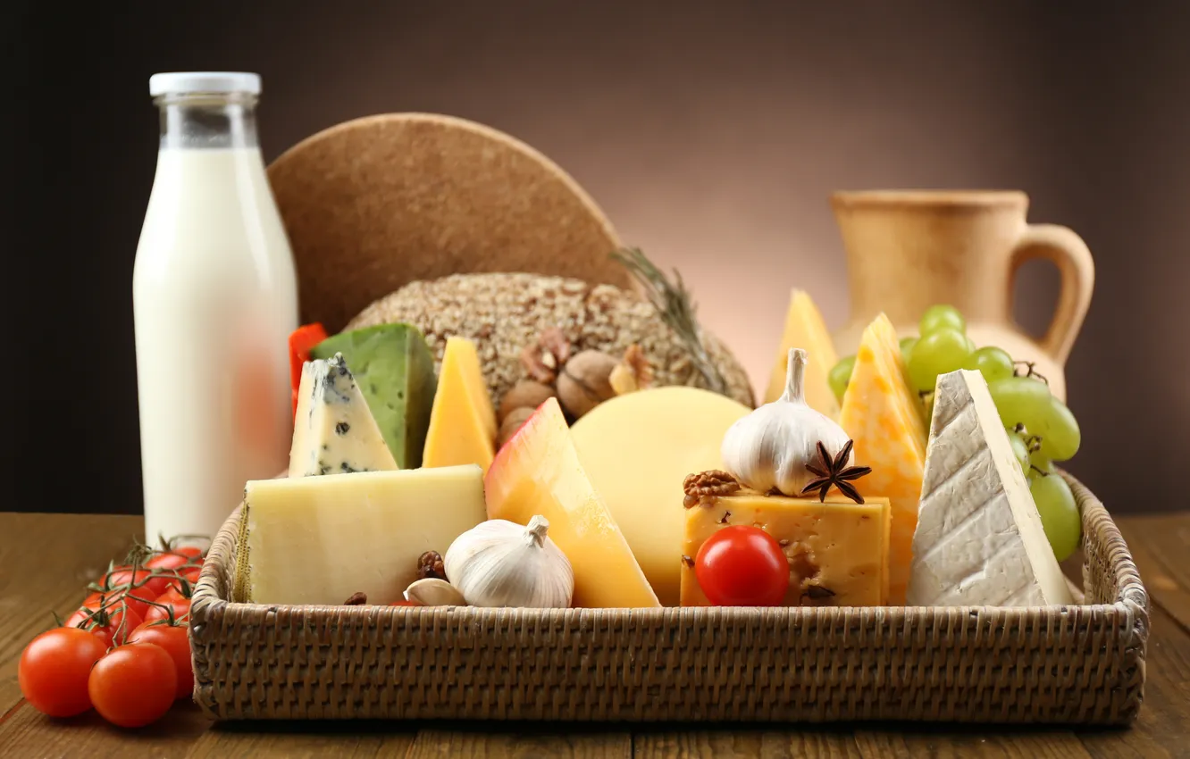 Фото обои бутылка, сыр, молоко, виноград, кувшин, помидоры, чеснок, бадьян