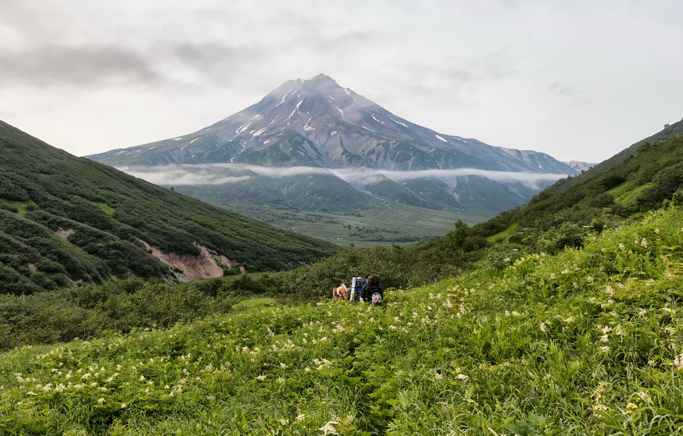 Фото обои облака, горы, природа, ущелье, Россия, туристы, Kamchatka