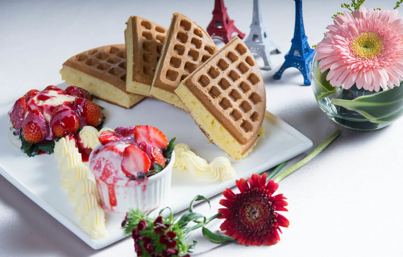 Фото обои цветы, ягоды, эйфелева башня, клубника, мороженое, пирожное, герберы, десерт