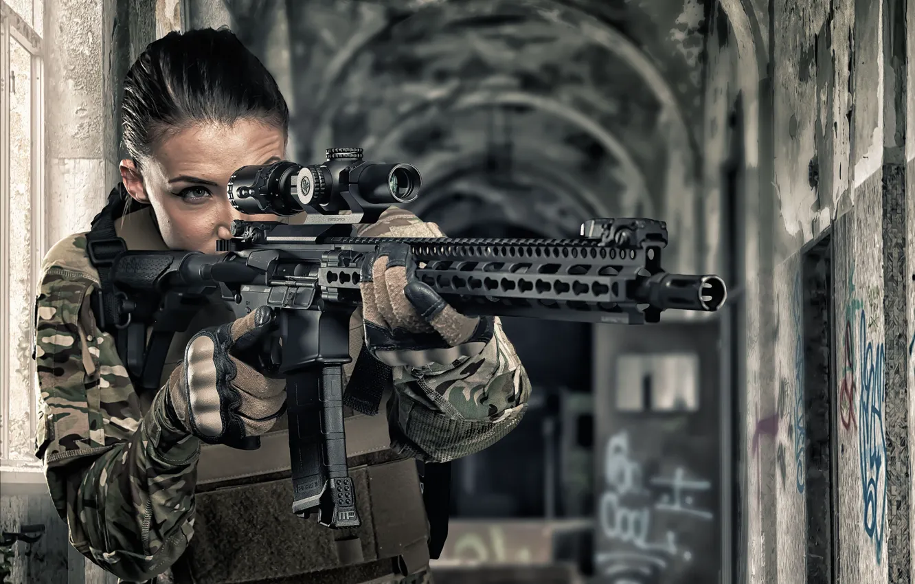 Фото обои девушка, лицо, оружие, оптика, штурмовая винтовка