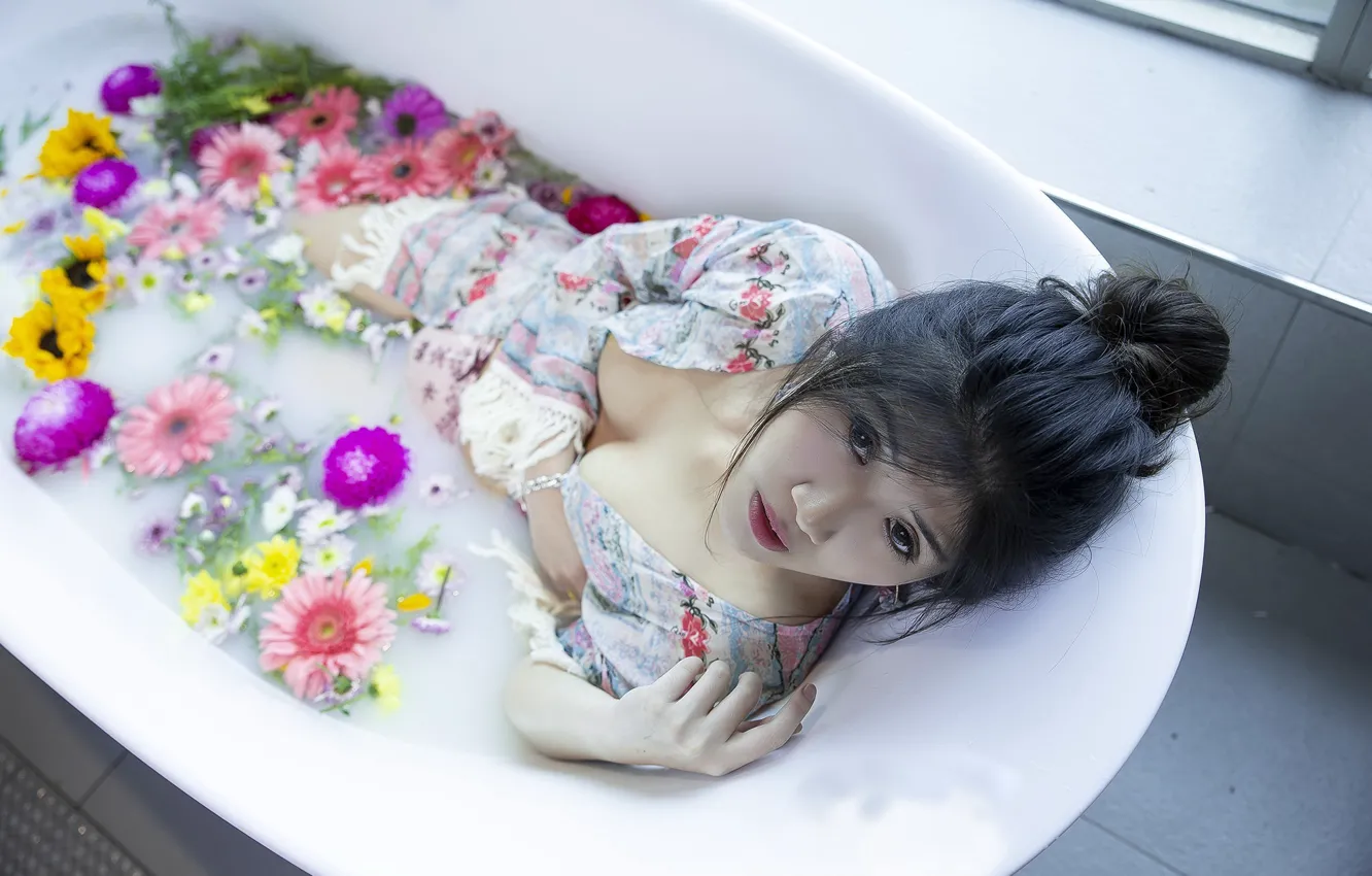 Фото обои девушка, цветы, ванна