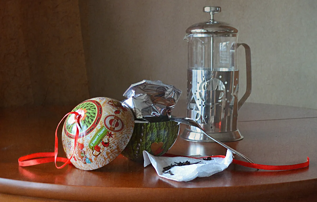 Фото обои стол, праздник, чай, шар, чайник, ложка, лента, натюрморт