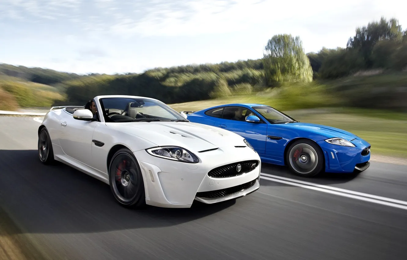 Фото обои белый, небо, деревья, синий, купе, Jaguar, ягуар, суперкар