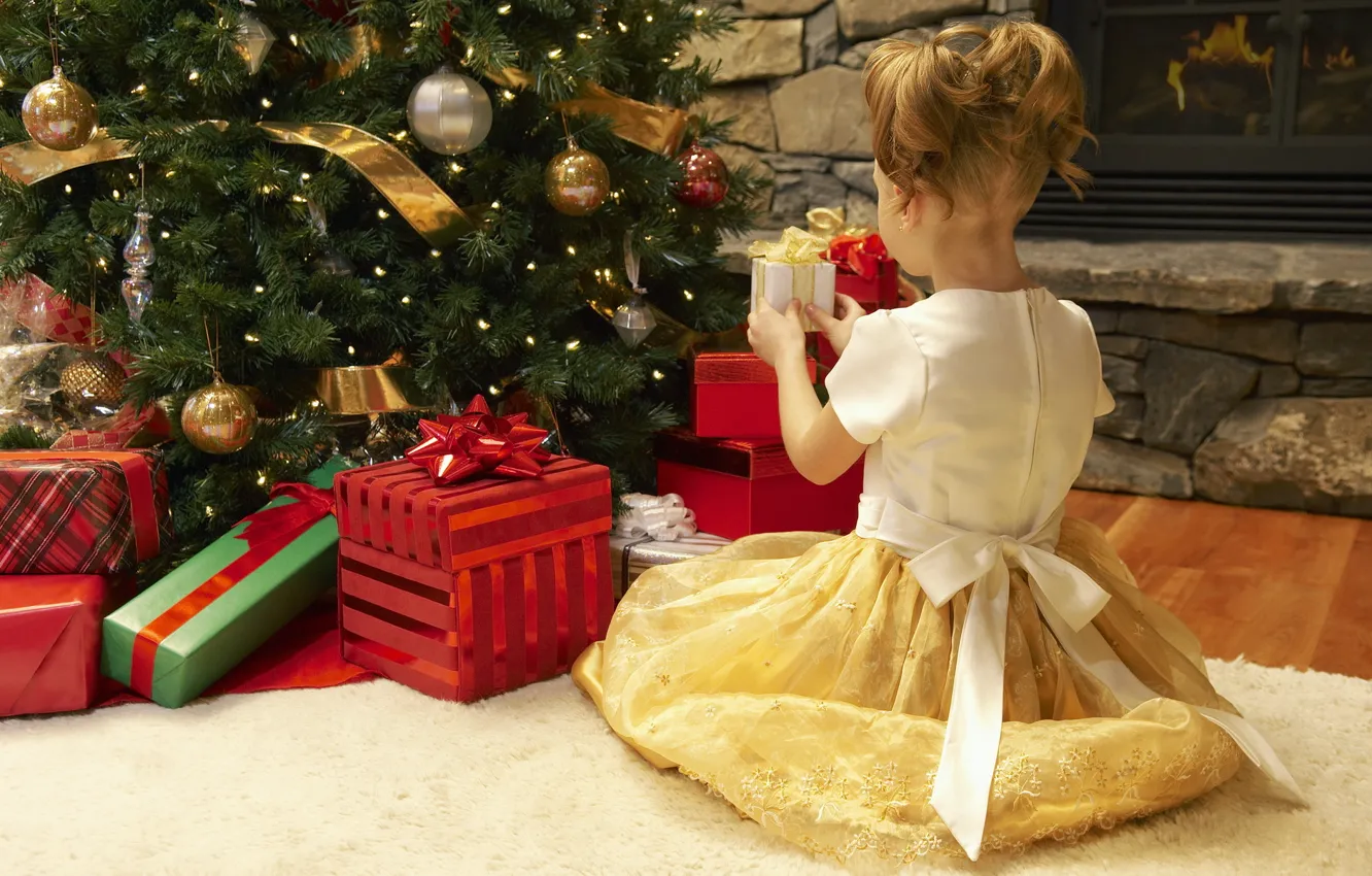 Фото обои праздник, ковер, елка, новый год, платье, девочка, подарки, girl