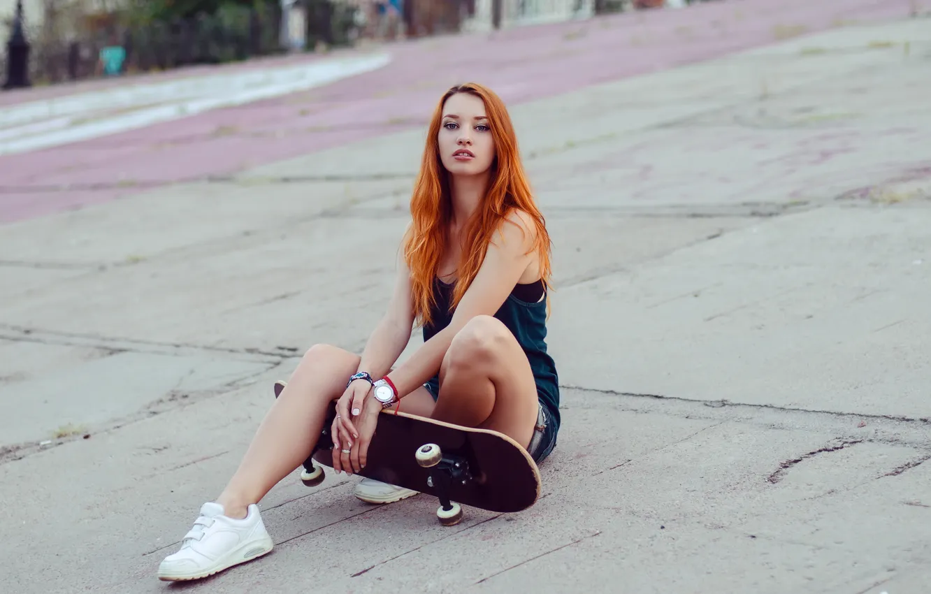 Фото обои girl, black, shorts, jeans, redhead, t-shirt, slim