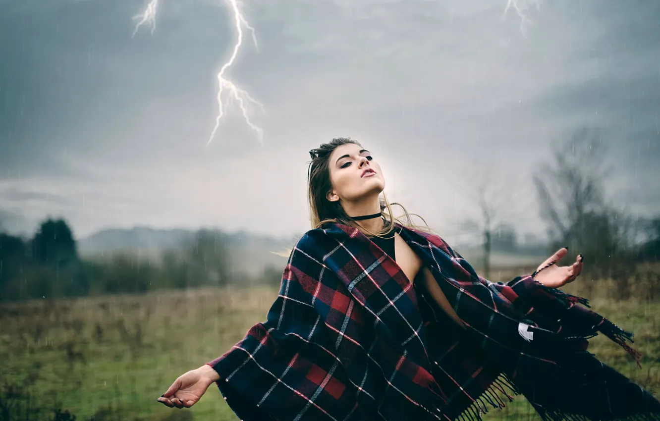 Фото обои девушка, дождь, ветер, молнии, непогода