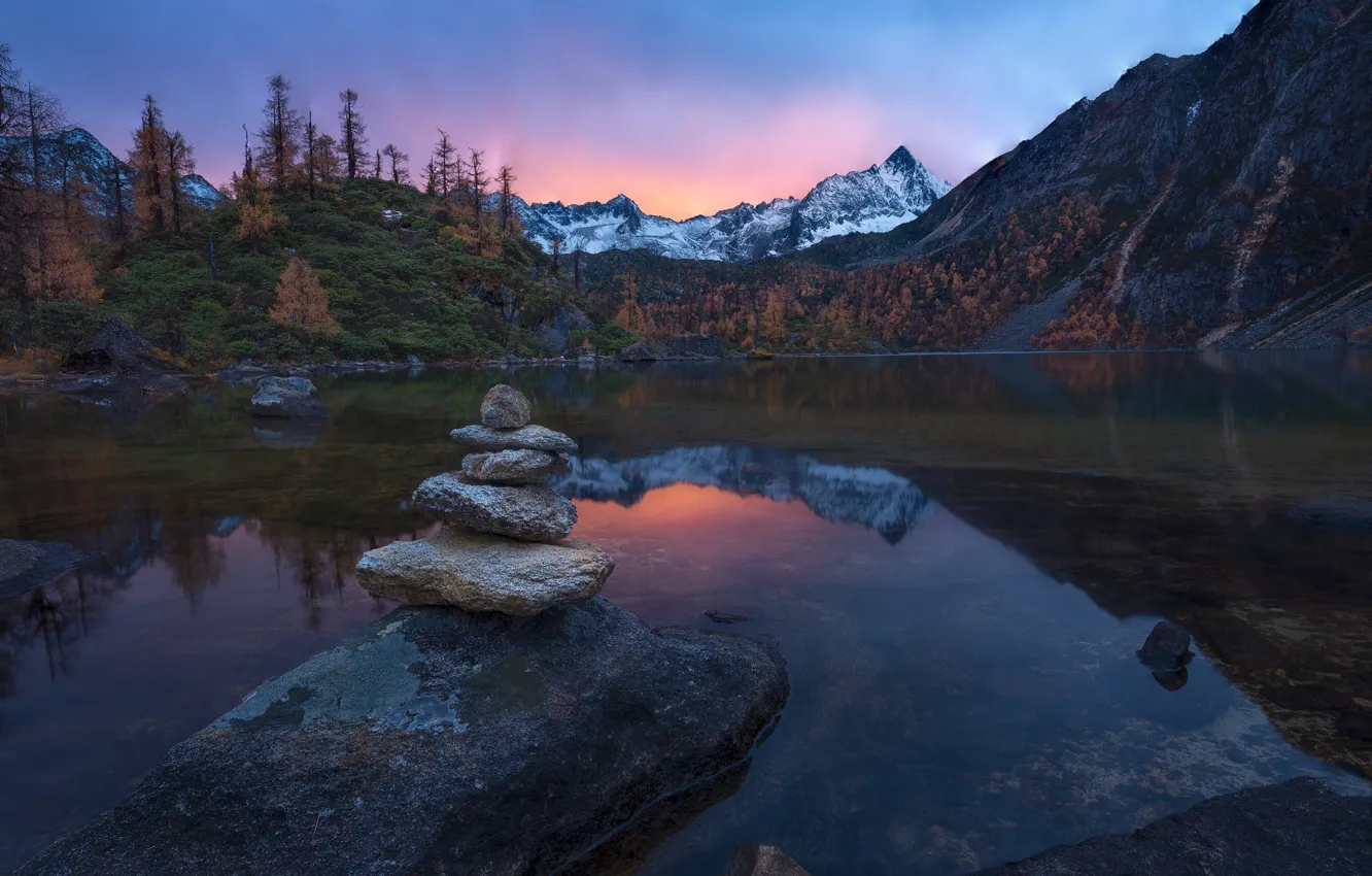 Фото обои осень, лес, небо, снег, горы, озеро, отражение, камни