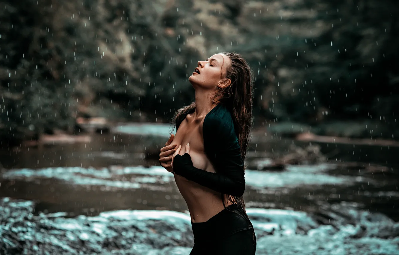 Фото обои грудь, девушка, поза, дождь, руки
