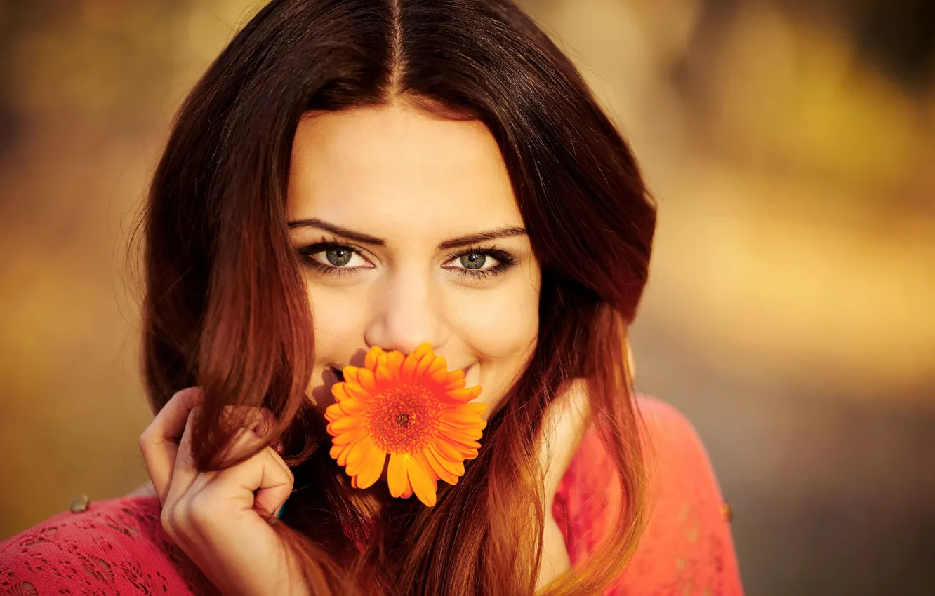 Фото обои цветок, глаза, взгляд, девушка, цветы, улыбка, фон, обои