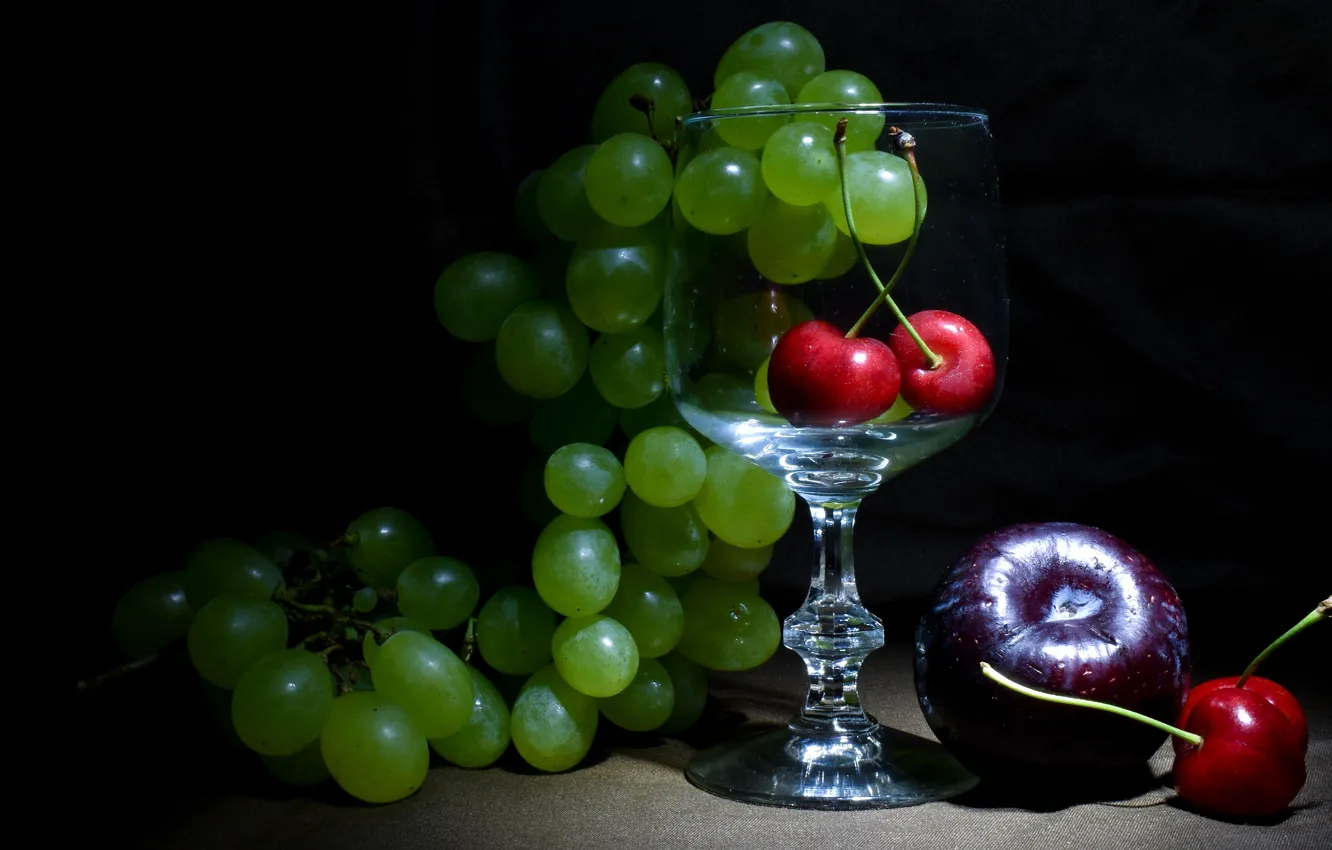 Фото обои зеленый, темный фон, бокал, виноград, фрукты, натюрморт, черешня, инжир