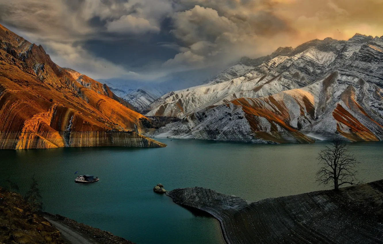 Фото обои пейзаж, закат, горы, тучи, озеро, катер