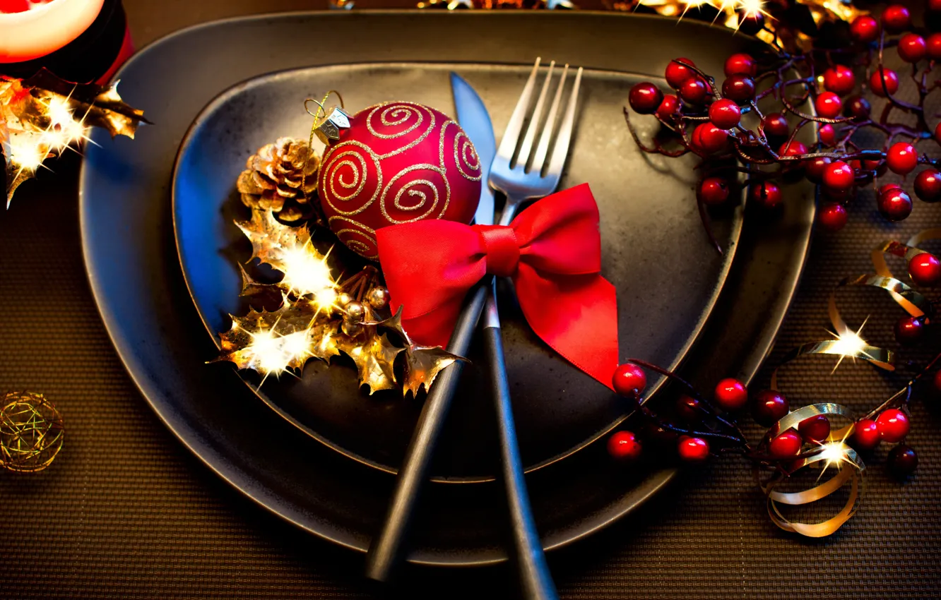 Фото обои зима, красный, стол, шар, приборы, Новый Год, Рождество, тарелки
