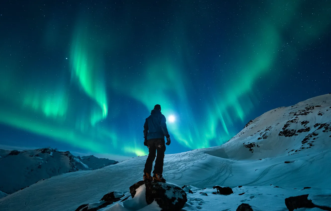 Фото обои зима, небо, снег, горы, ночь, спина, человек, северное сияние