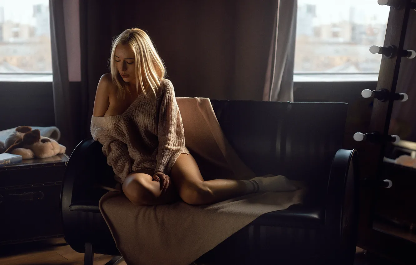 Фото обои девушка, поза, комната, диван, окна, блондинка, носки, плечо