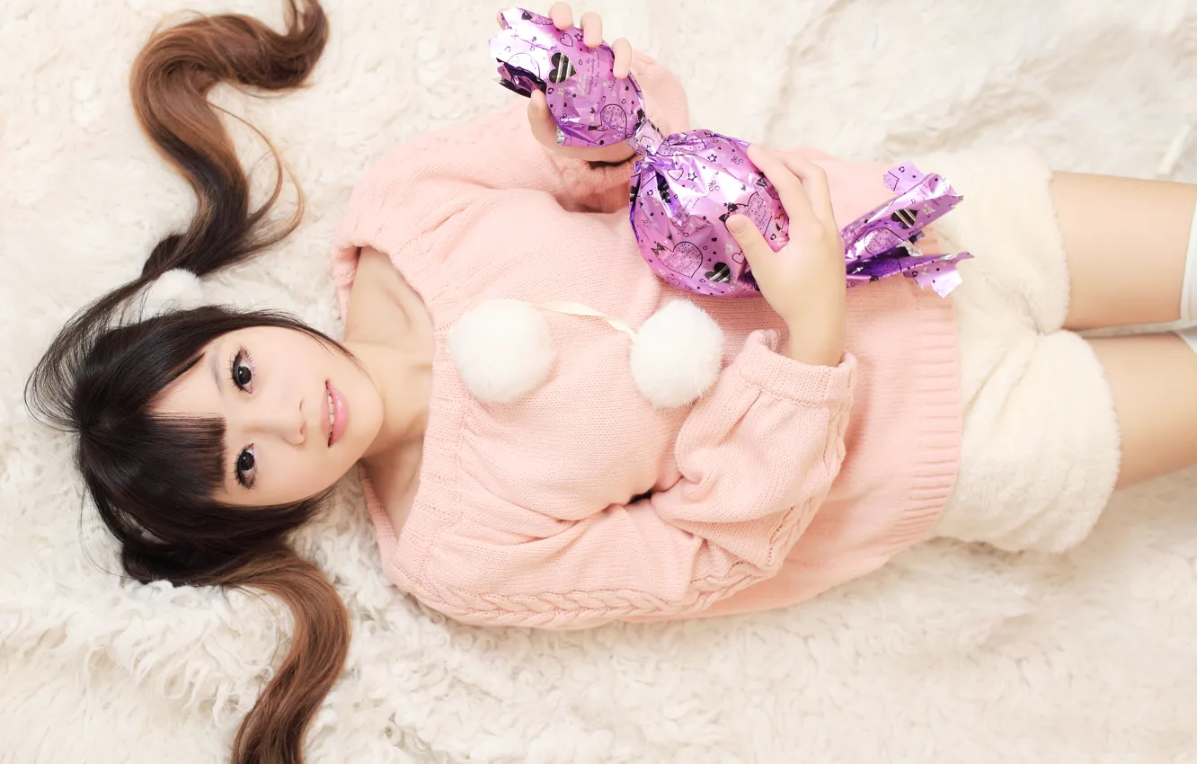 Фото обои девушка, лицо, настроение, лежит, конфета