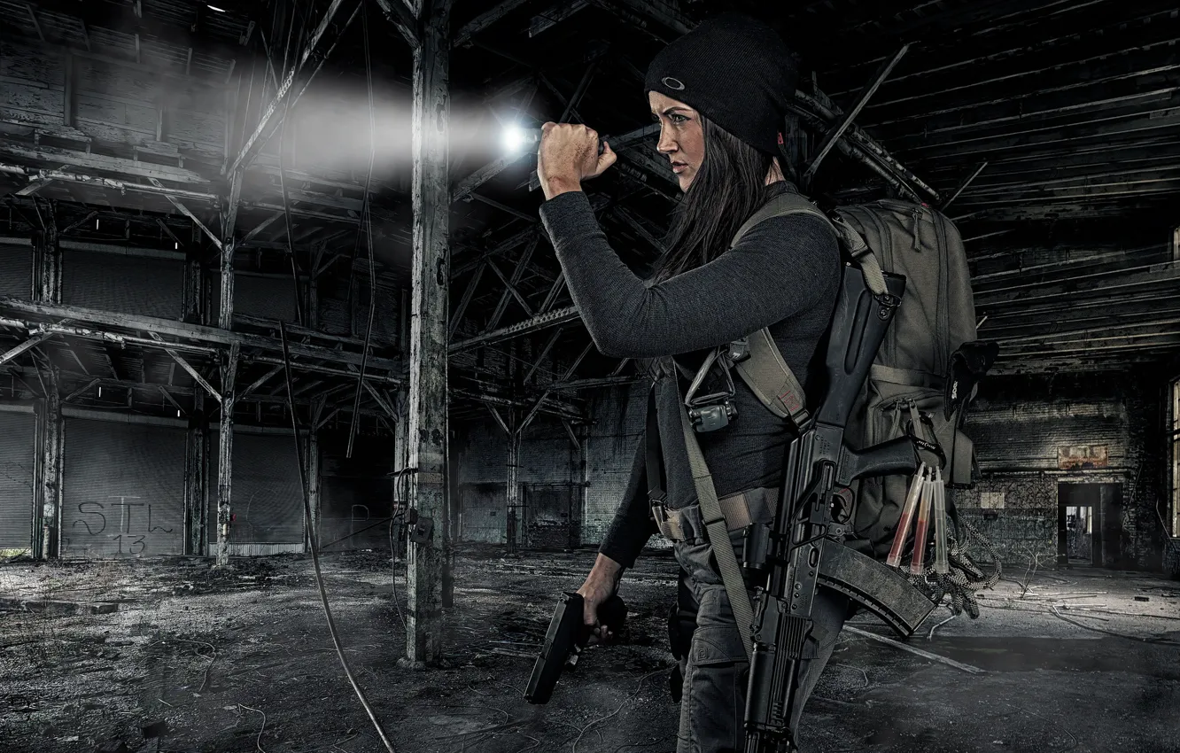 Фото обои девушка, лицо, оружие, луч, автомат, фонарик, развалины, ранец