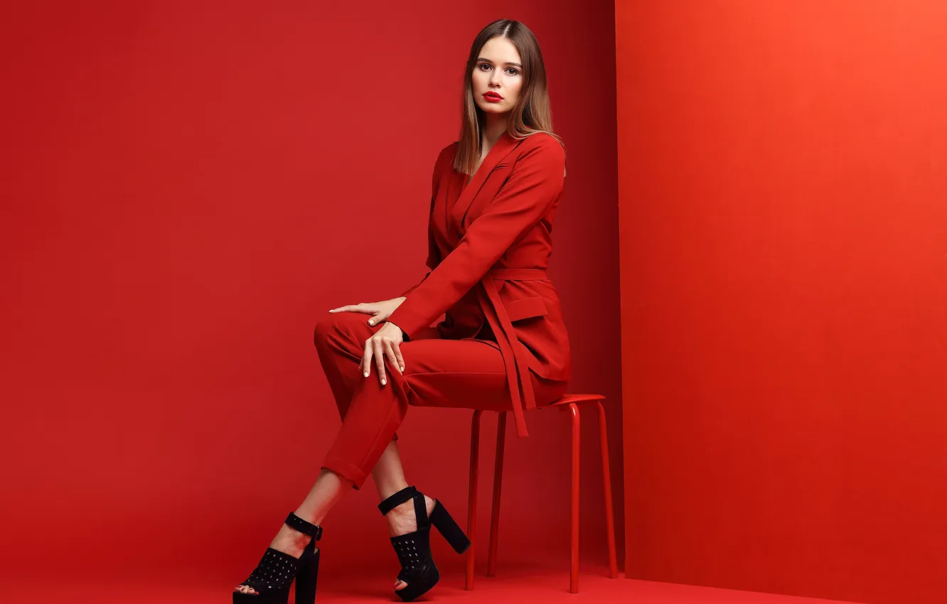 Фото обои girl, beautiful, model, chair, suit