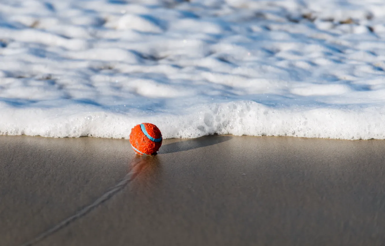 Фото обои песок, волна, мяч