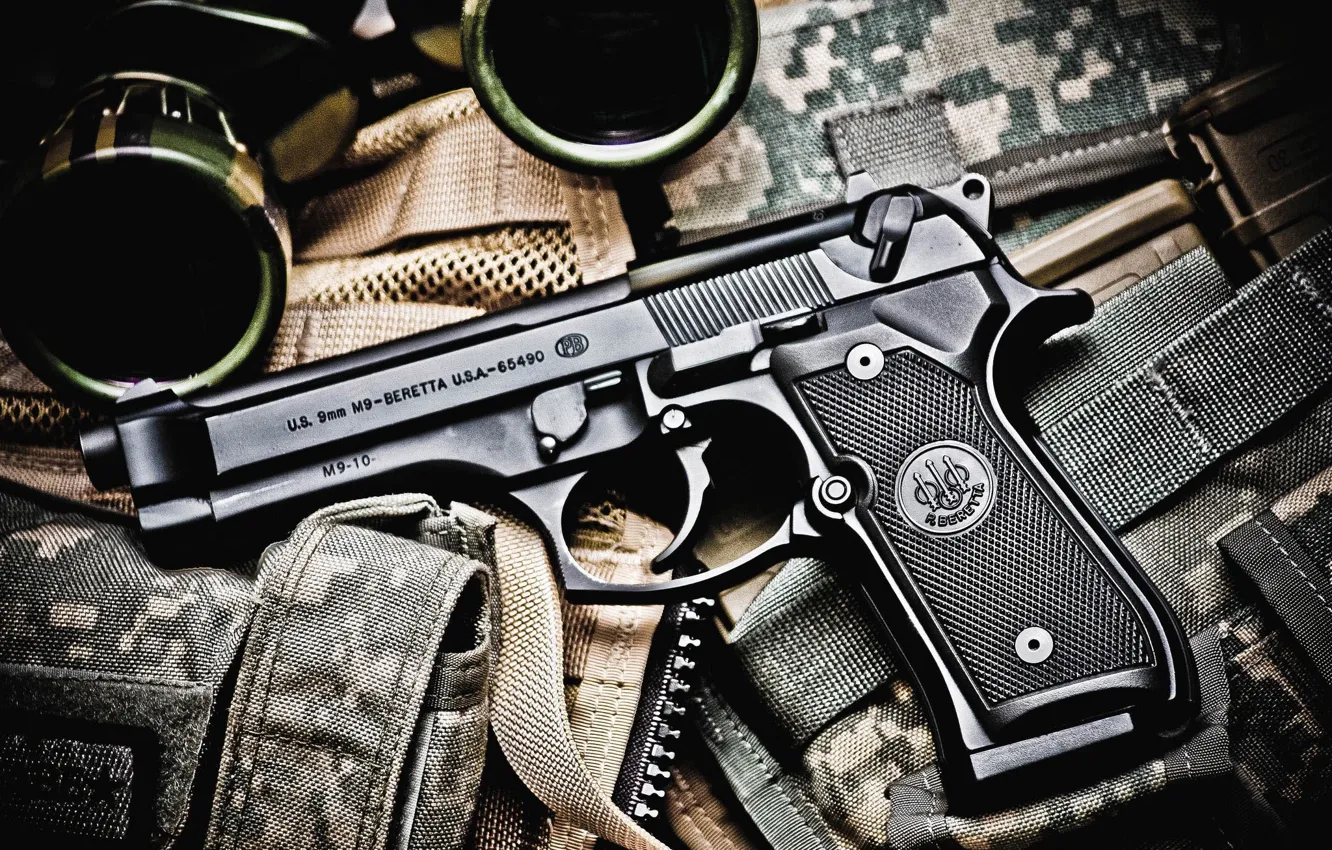 Фото обои пистолет, бинокль, Beretta M9, амуниция снаряжение, боке wallpaper, калибр 9x19 мм парабеллум, самозарядный Беретта M9
