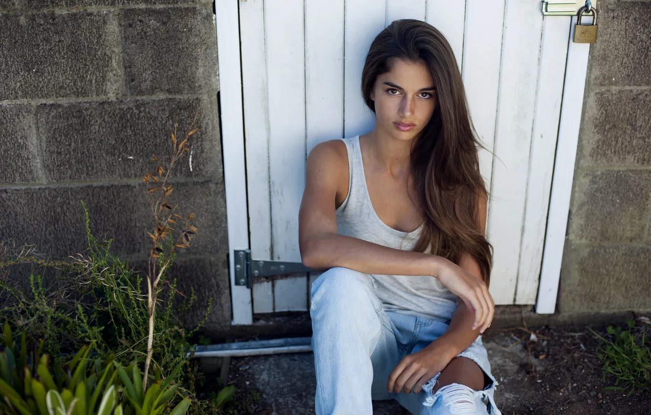 Фото обои girl, beautiful, model, jeans, sweet, long-haired, tank top, ripped