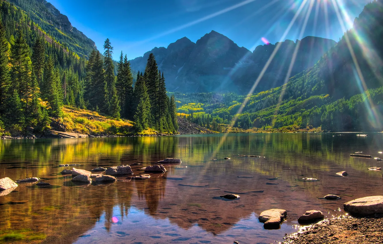 Фото обои лес, деревья, горы, озеро, камни, берег, США, лучи солнца