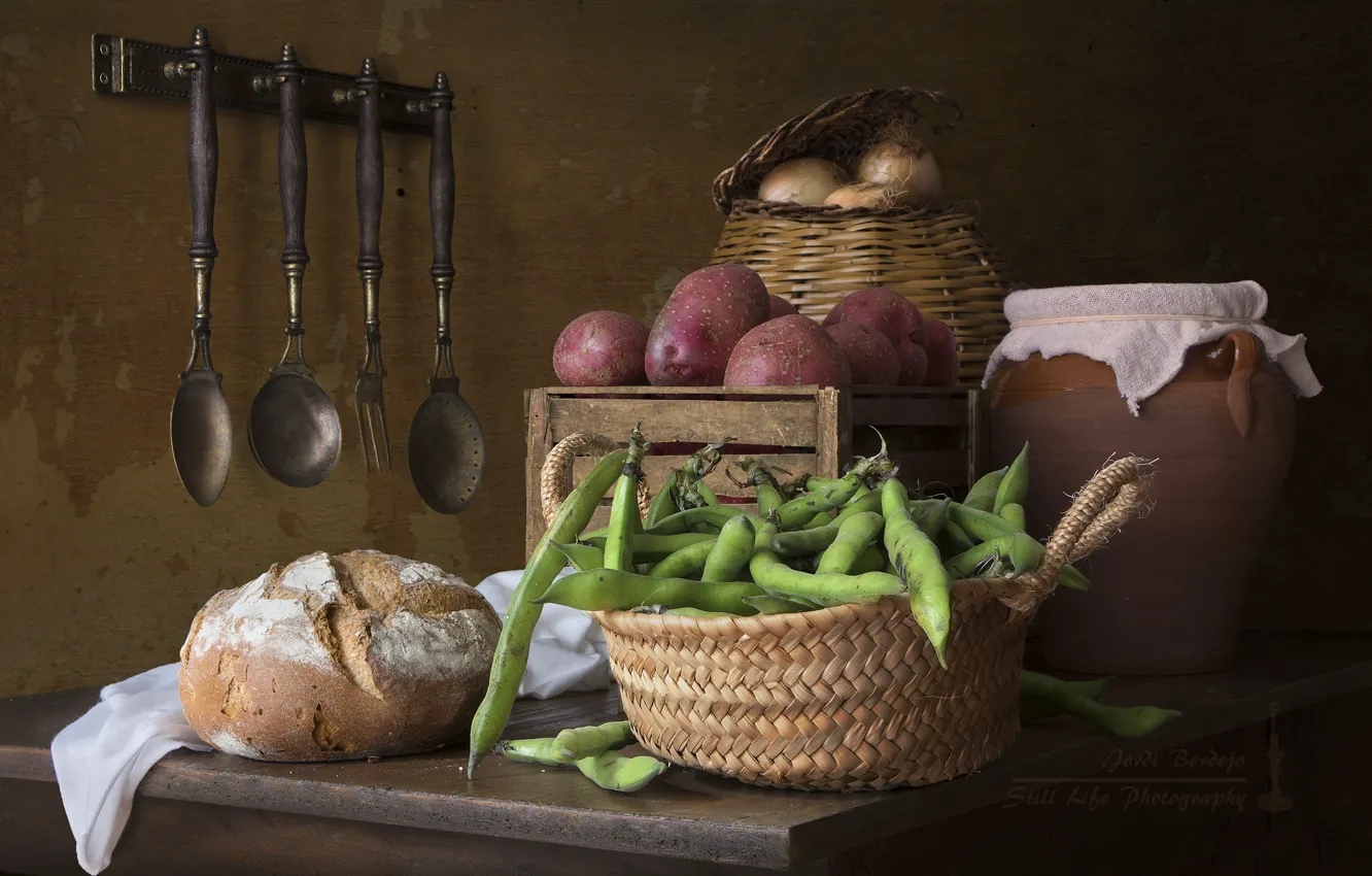Фото обои лук, хлеб, картофель, фасоль, половники