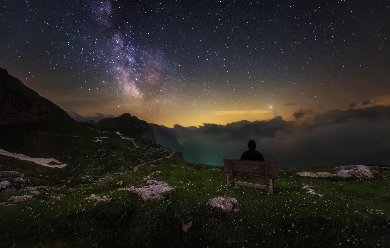 Фото обои небо, звезды, горы, скамейка, ночь, туман, обрыв, человек