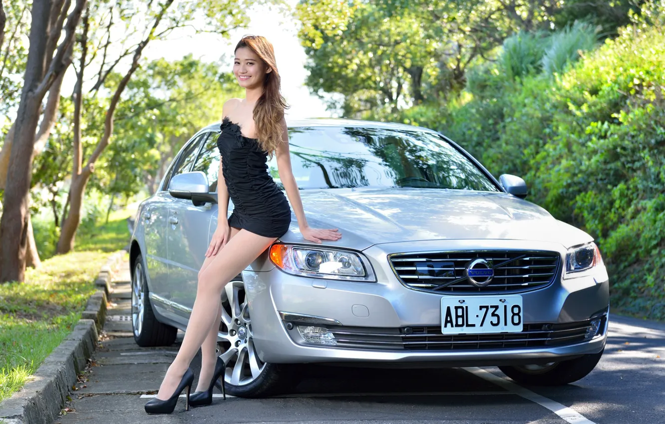 Фото обои авто, взгляд, улыбка, Девушки, азиатка, красивая девушка, VOLVO, красивое платье