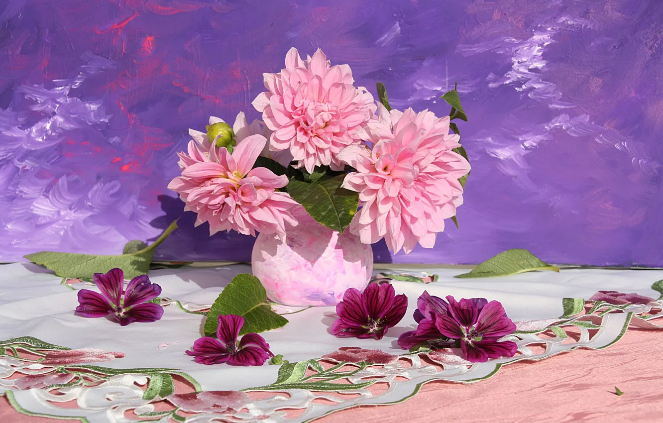 Фото обои стол, букет, ваза, розовые, натюрморт, мазки, салфетка, георгины