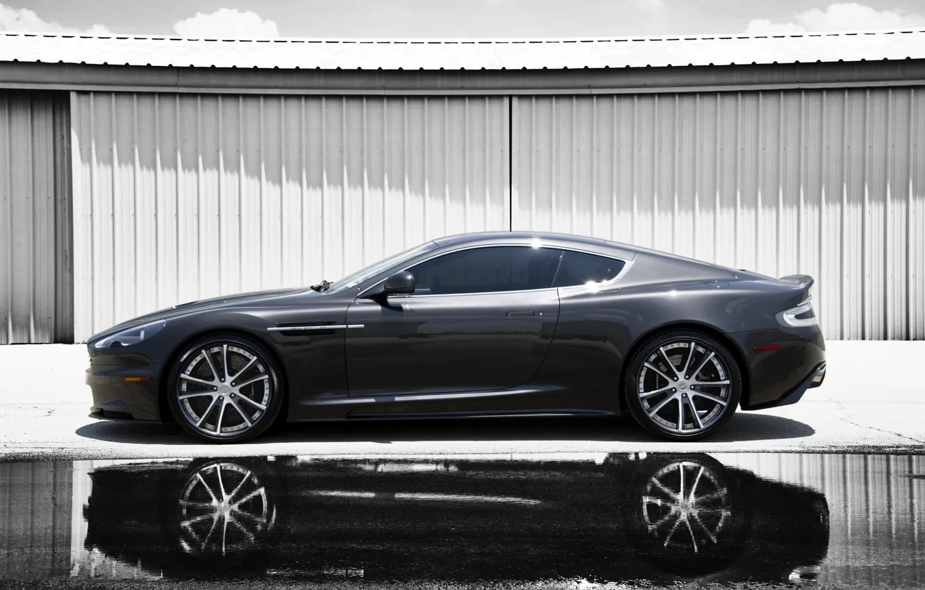 Фото обои отражение, серый, Aston Martin, тень, DBS, лужа, профиль, астон мартин