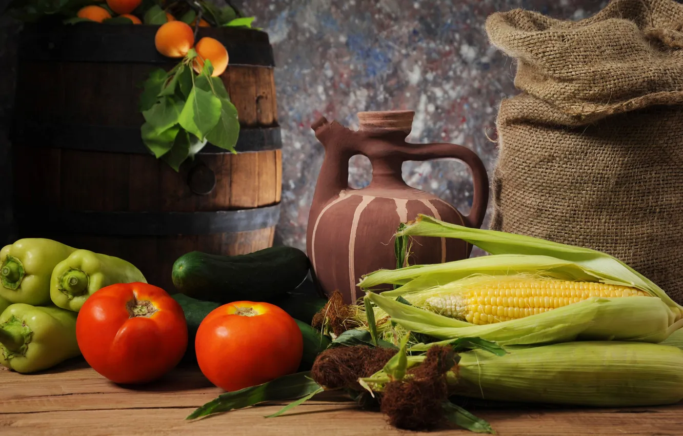 Фото обои кукуруза, кувшин, бочка, мешок, овощи, персики, помидоры, огурцы