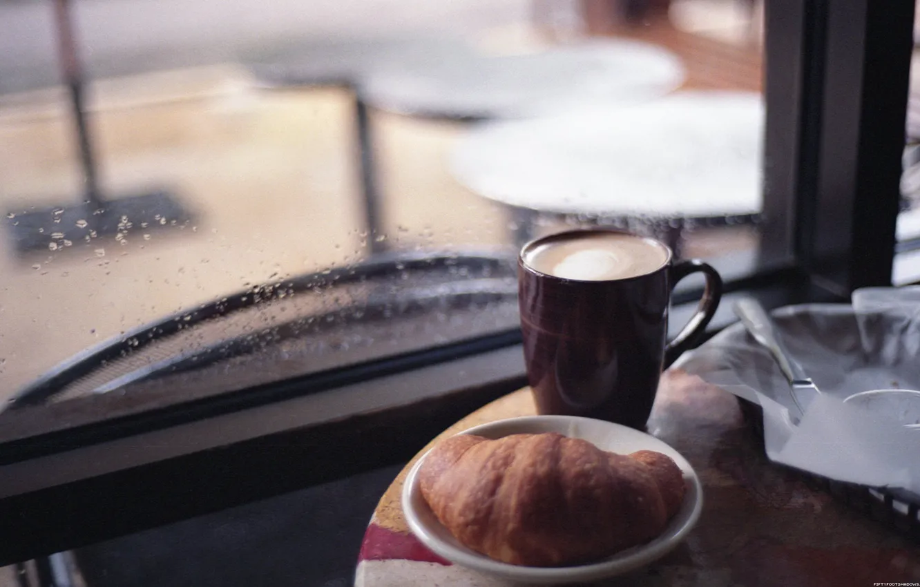 Фото обои дождь, кофе, капучино, Круасан