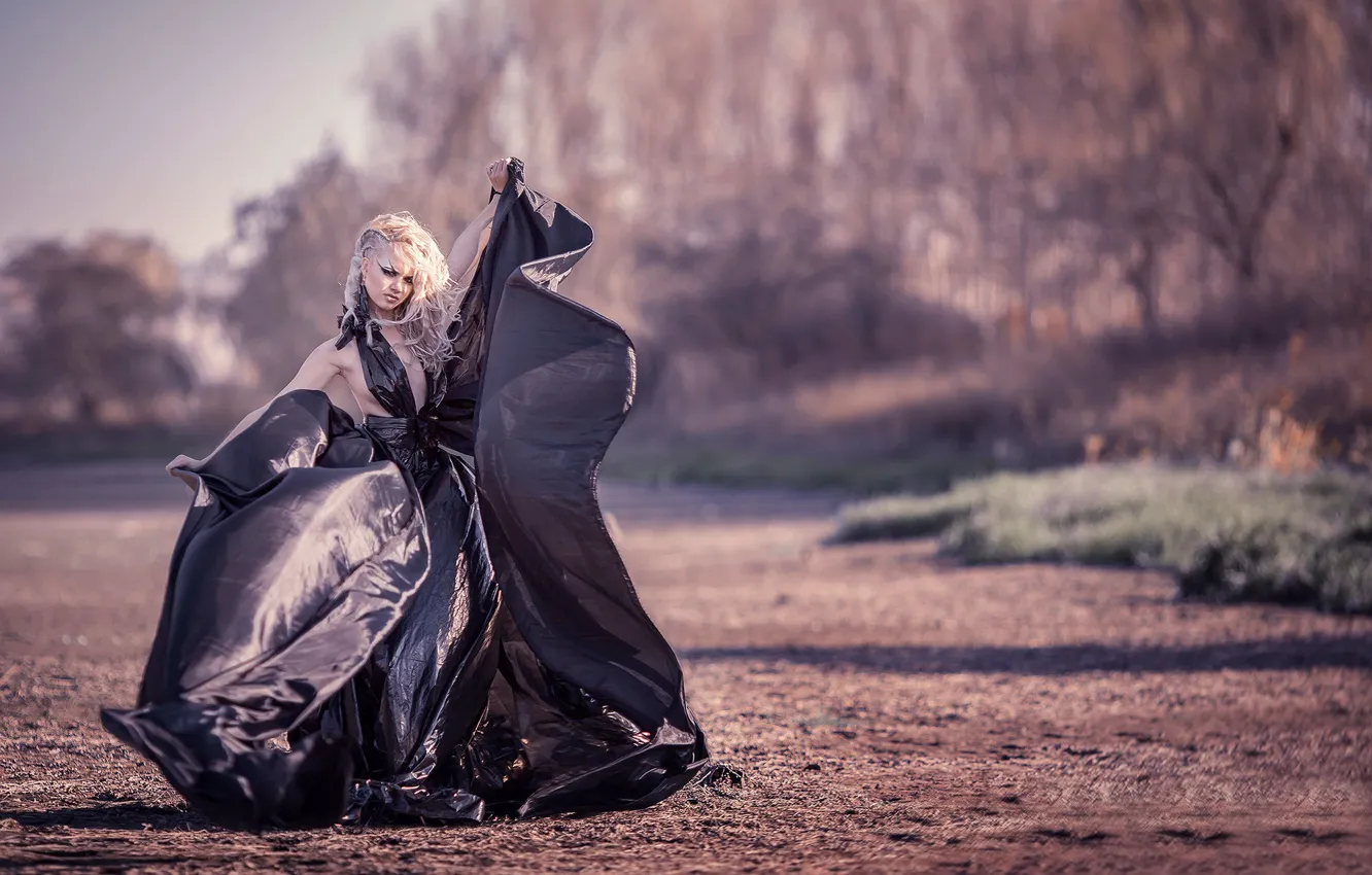 Фото обои девушка, платье, плёнка, The dress of garbage bags